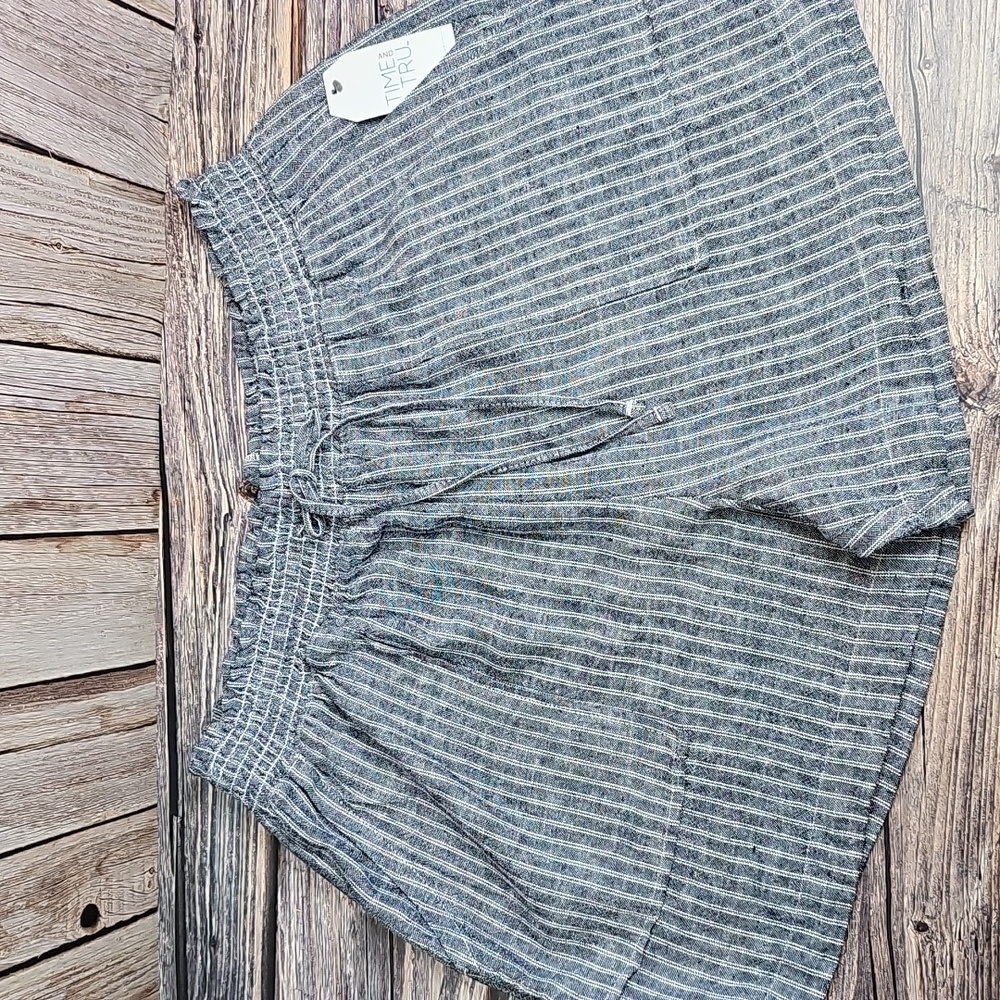 NWT TIME AND TRU NAVY STRIP RELAXED FIT PULL-ON LINEN SHORTS - Picture 2 of 11